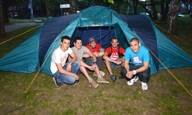 Последњи дан школе чекају у шатору